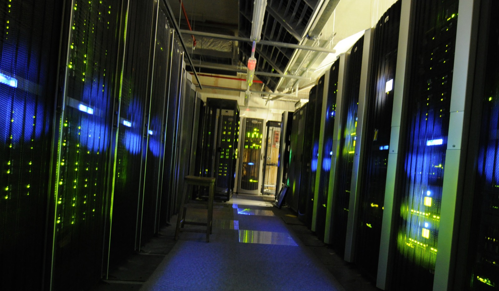 Baie de serveurs dans une salle informatique