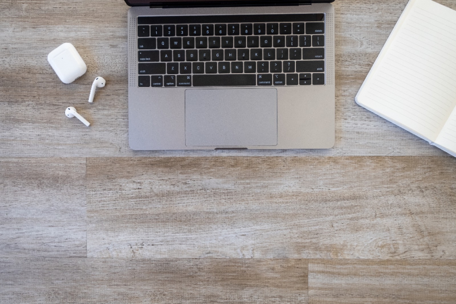 Bureau vu de dessus avec ordinateur portable, carnet et tasse de café