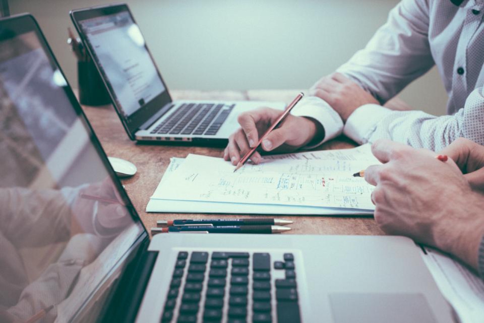 Bureau de travail avec ordinateur portable et documents