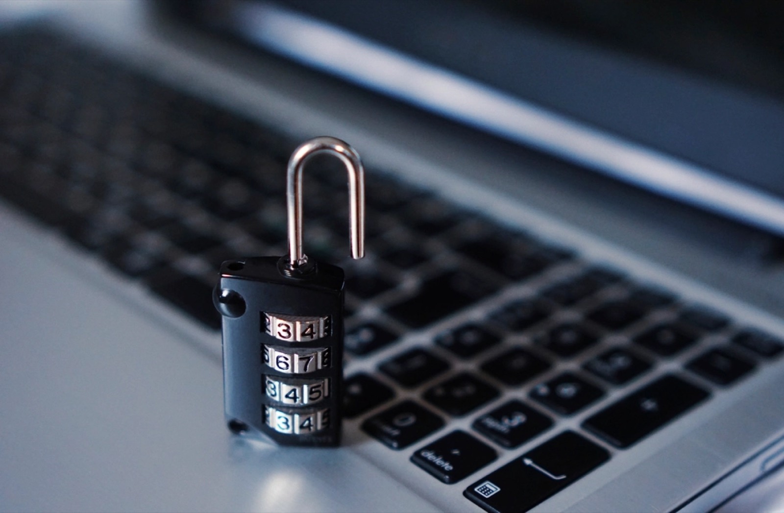 Cadenas posé sur un clavier d'ordinateur, symbole de la protection des données