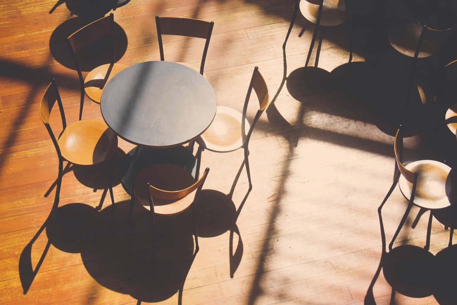 Table ronde et chaises en bois d'une salle de restaurant, vue du dessus