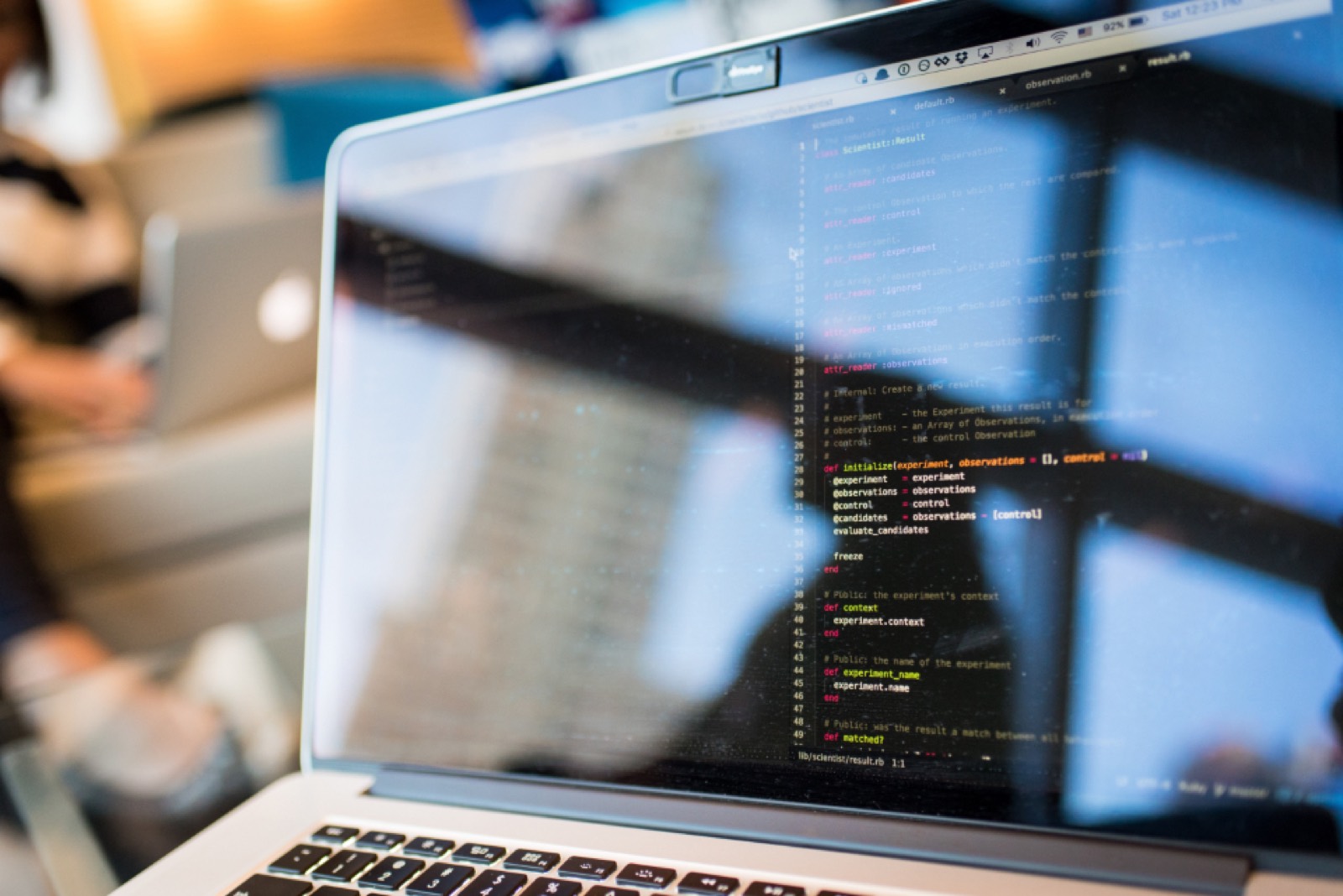 Ordinateur portable affichant du code sur un bureau
